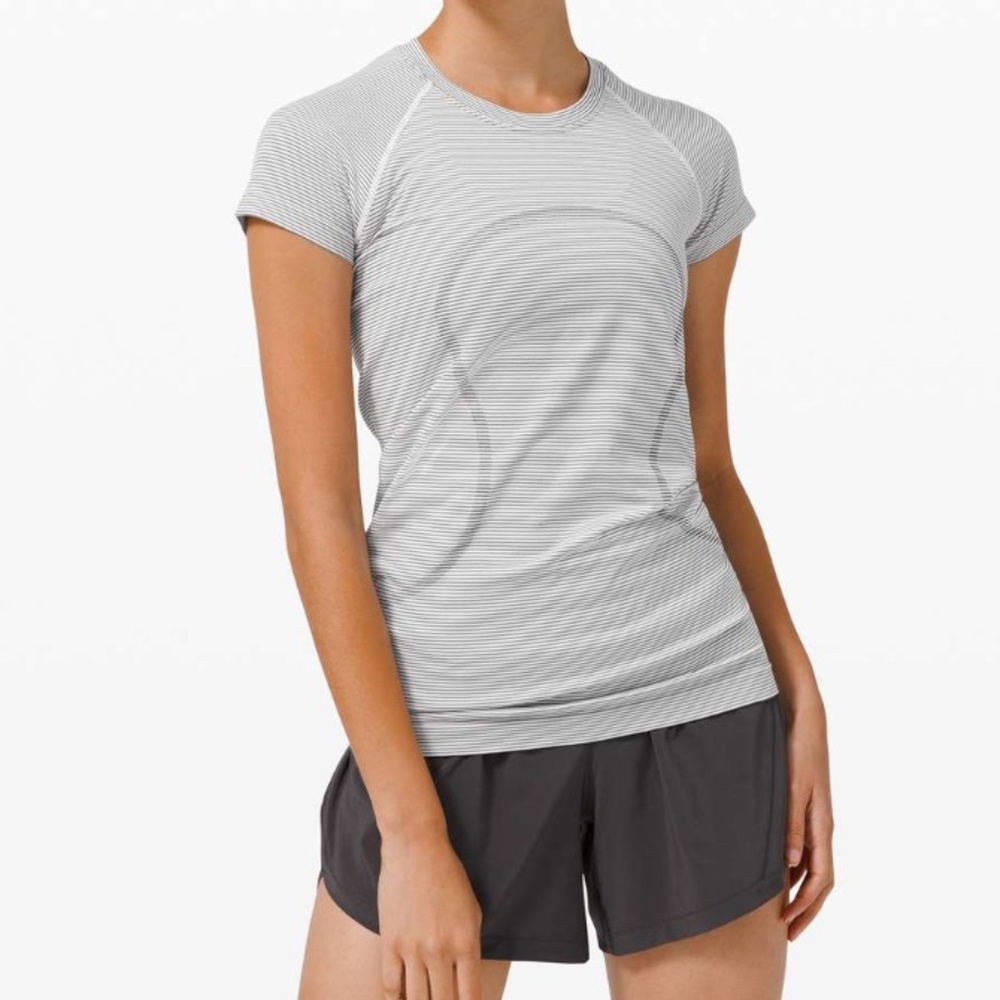 Lululemon Swiftly Tech Short Sleeve 2.0
Tempo Stripe White / Black
Size 10